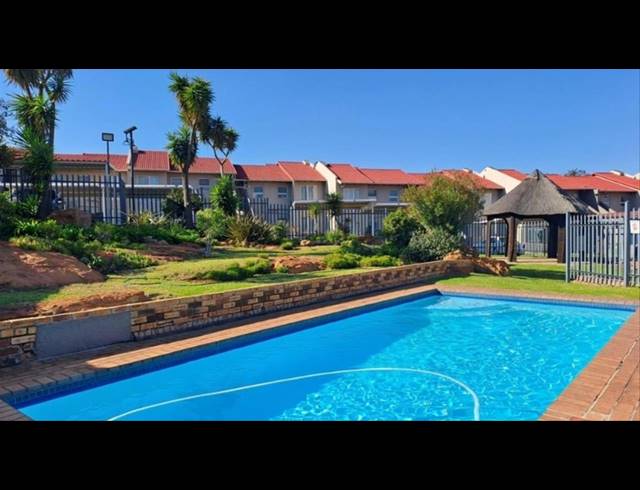 2 BEDROOM TOWNHOUSE FOR SALE IN SOUTH CREST